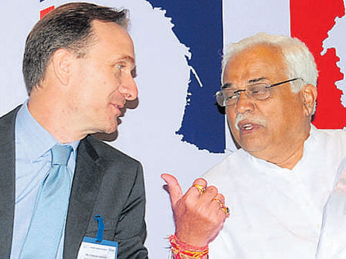 Francois Gautier and R&#8200;V&#8200;Deshpande interact at the event.  DH&#8200;photo