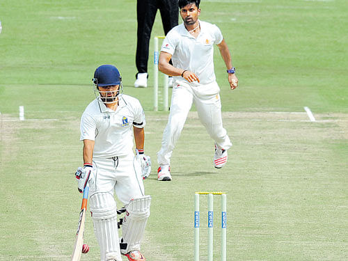 Vinay Kumar's throw hits Sreevats Goswami's bat before striking the stumps. DH PHOTO