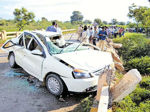 The mangled remains of the car thatmet with an accident near BGKere in Molakalmuru taluk, Chitradurga district, on Thursday. DH PHOTO