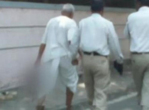 The accused, Ramu Chavan, who works as a watchman in a housing society in Katraj area, was taken into custody by police after he was found casually strolling on a street holding the severed head of the victim in one hand and the axe in the other. Screengrab
