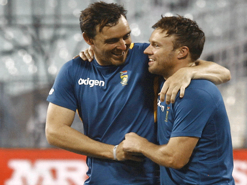 South Africa's Abbott and de Villiers celebrate after the third and final Twenty20 cricket match against India was abandoned in Kolkata. Reuters Photo.