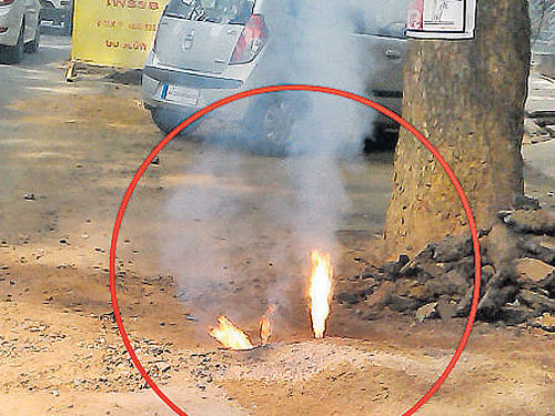 Mysterious fire in front of Navneeta Apartments on AN Krishna Rao Road near Sajjan Rao Circle in VV Puramon Saturday. DH PHOTO
