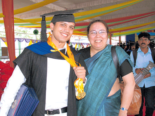 Dr Nitish Kalyanpur with his mother Biskoi Kalyanpur during the 8th convocation of Veterinary University in Bidar on Saturday. DH&#8200;Photo