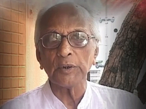 Veteran Bengali poet Nirendranath Chakraborty. Screen grab.