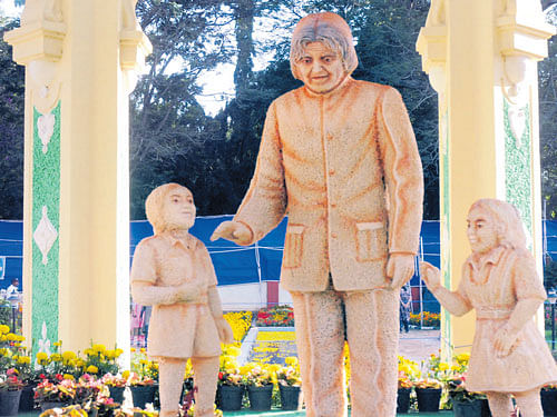 A replica of former president Dr A P J Abdul Kalam, created with noodles, has become a major attraction at the flower show. DH PHOTO