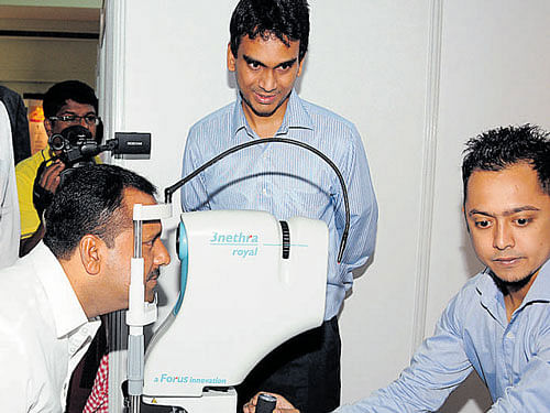 Karnataka Health and Family Welfare Minister U T Khader tests his eyes after inaugurating the Technology Expo                  at the DST Lockheed Martin India Innovation Growth Programme in Bengaluru. DH&#8200;Photo