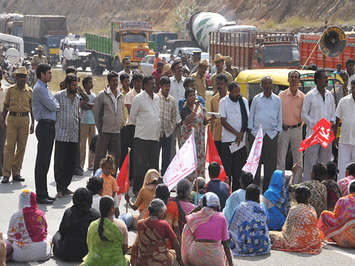 Road Roko organised by CPI (M) party men at NICE road Toll Collection booth near Kengeri at Bangalore on saturday. DH photo.