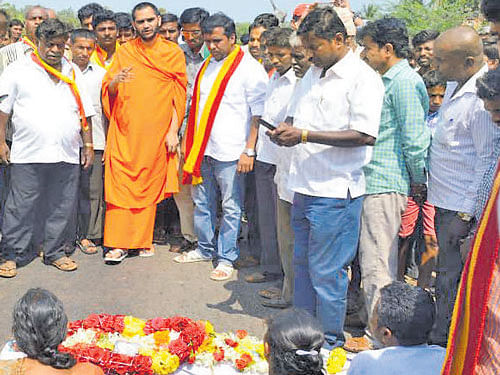 Residents block the Tumakuru-Doddaballapur highway on Friday, protesting the death of Ramesh (inset) who was run over by a BBMP garbage truck. DH PHOTO