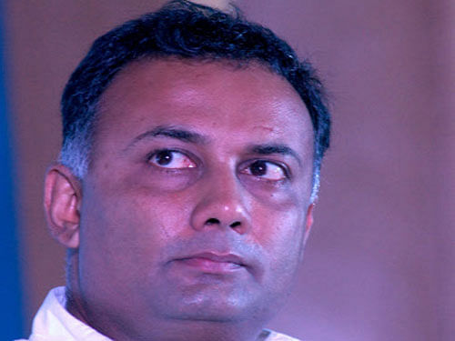 Food and Civil Supplies Minister Dinesh Gundu Rao. DH File Photo.