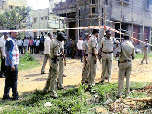 Police inspect the spot where S Jagadish, the sub-inspector of Doddaballapur Town police station (inset), was stabbed to death in Nelamangala near Bengaluru on Friday. dh photo
