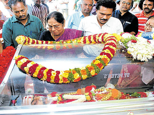 tributes to the legend: Actors Leelavathi and her son Vinod Raj pay their final respects  to filmmaker K S L Swamy who passed away in Bengaluru on Tuesday. dh Photo