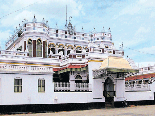structure of elegance Chettinad Palace; (below) interiors of a Chettinad house in Tamil Nadu.