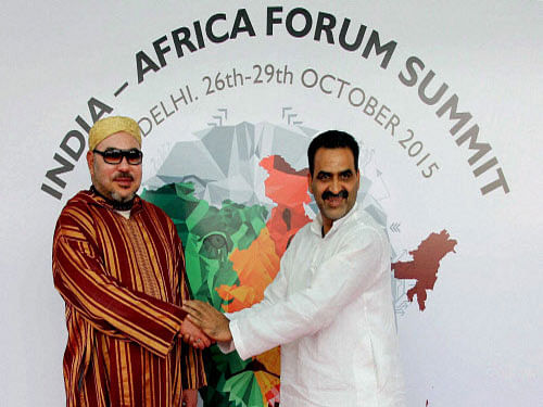 Minister of State (MoS) for Agriculture Sanjeev Baliyan shakes hands with King of Morocco H.M. Mohammed VI during his arrival to participate in 3rd India Africa Forum Summit in New Delhi. PTI photo