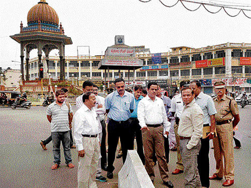 City Corporation&#8200;Commissioner C&#8200;G&#8200;Betsurmath explains about a cement median, installed on an experimental basis near K R&#8200;Circle, to Police&#8200;Commissioner B&#8200;Dayananda in Mysuru on Tuesday.&#8200;Superintending Engineer Suresh Babu, ACP&#8200;(Traffic)&#8200;K&#8200;N&#8200;Madaiah and others are seen. DH Photo