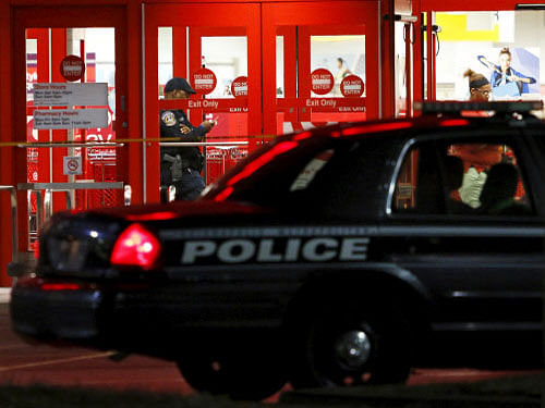 Indianapolis Metropolitan Police investigate the scene following a shooting incident inside the Washington Square Mall in Indianapolis, Indiana. Reuters photo