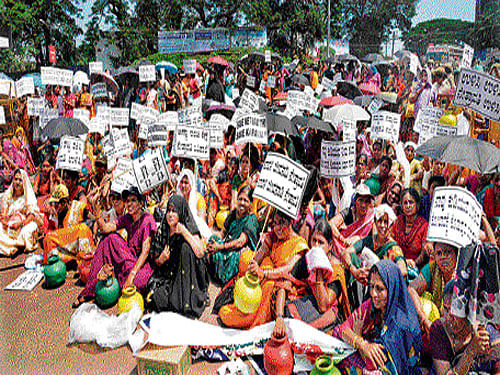 against all odds: Anganwadi workers stage a protest with empty pots outside the DC's office in Mangaluru on Thursday,  opposing Yettinahole project. dh photo