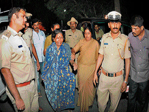 Chikkamma, mother of Devaraj ,who died under mysterious circumstances in Hunsur rural police station, being brought by  police to the mortuary attached to Mysore Medical&#8200;College and&#8200;Research Institute (MMC&RI) in Mysuru on Friday. dh photo