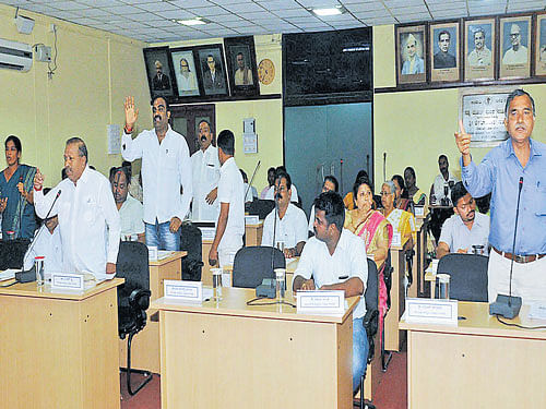 Members seen having animated conversation during the CMC meet in Udupi. DH photo