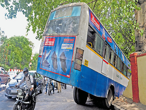 The Bengaluru traffic police have booked a staggering 46,000 cases against BMTC drivers. Even if fatalities have reduced, the number of traffic violations across all motorist categories continue to skyrocket. DH file photo