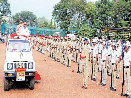 District In-Charge Minister B Ramanath Rai receives guard of honour from the Dakshina Kannada police at Kannada Rajyotsava celebrations in Mangaluru on Sunday. DH photo
