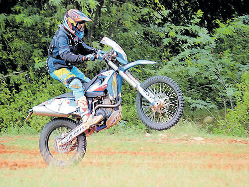 K P Aravind in action at the dirt track bike race championship in Chikkamagaluru on Sunday. DH photo
