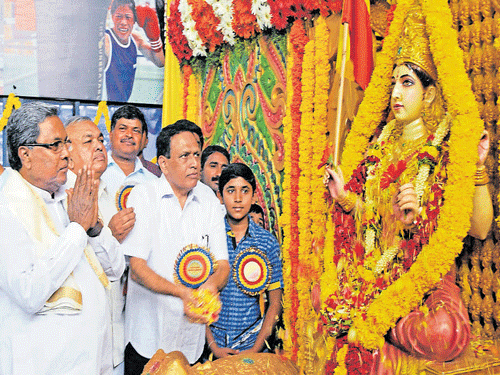 Chief Minister Siddaramaiah pays tribute to a statue of  Goddess Bhuvaneshwari at Kanteerava stadium.