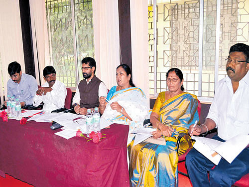 MLA C T Ravi and others at the Ashraya Committee meeting in Chikkamagaluru. DH photo