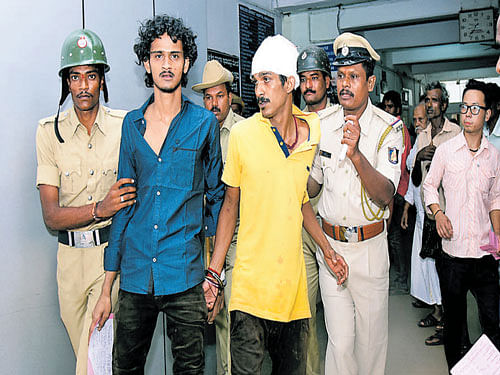 Police shift injured inmates to hospital after a gang war broke out in Mangaluru sub-jail on Monday. DH&#8200;Photo