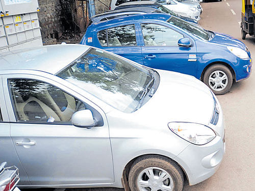 Motorists readily pay up near MG Road and Brigade Road, but not in areas like Majestic and KR Market, say attendants at parking lots. DH file photo