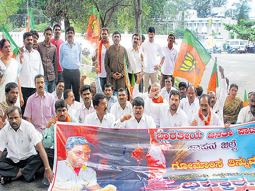 BJP members stage a protest against Chief Minister Siddaramaiah's statement on consuming beef in Hassan on Tuesday. DH photo