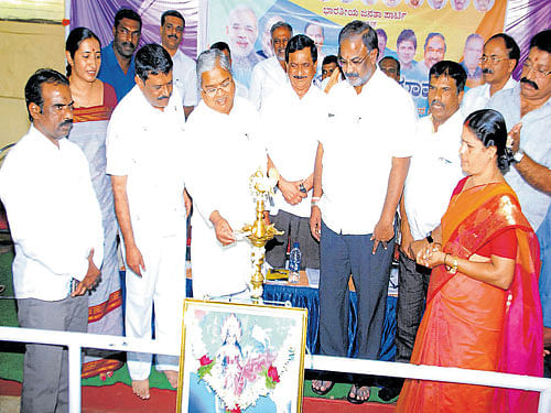 Former minister Govind Karjol inaugurates a convention organised by the BJP in Madikeri on Tuesday. DH photo