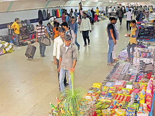 Vendors encroach upon the subway at the Kempegowda bus stand. DH photo