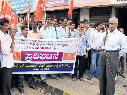 CITU members stage a protest against the non-availability of ESI facility in Udupi on Thursday. DH photo