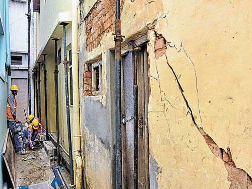Cracks caused in buildings Namma Metro's tunnel-boring works in and around Balepet in the City. DH Photo