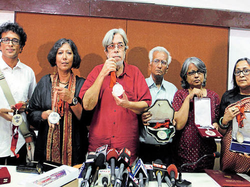 Filmmakers Saeed Mirza and Kundan Shah among others returning their national awards. DH Photo