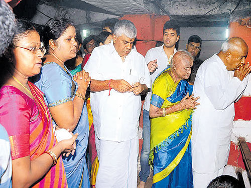 Former prime minister H D Deve Gowda and family members visit Hasanamba temple in Hassan on Friday. DH&#8200;photo