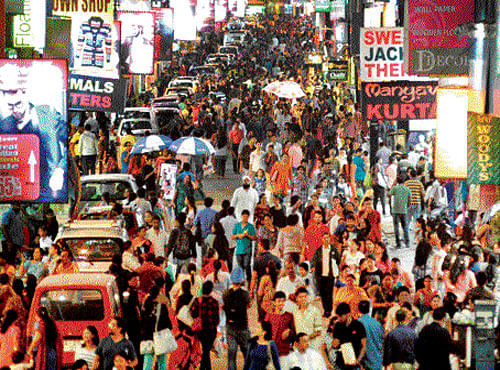 Jam-packed People throng the cross road of Commercial Street for Deepavali shopping on Saturday. DH photo