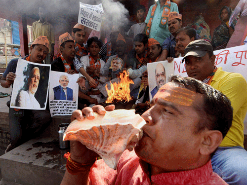 BJP workers performing 'Havan' for the party's win in Bihar assembly elections in Patna on Friday. PTI Photo