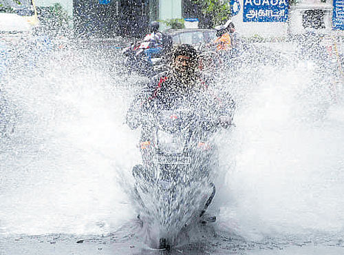 Motorists had a tough time manoeuvring waterlogged roads in Chennai on Sunday after heavy rain lashed the state. DH PHOTO