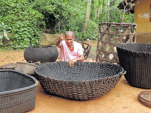 SUSTAINABLE ELEMENT An artisan making rattan furniture. PHOTO BY AUTHOR