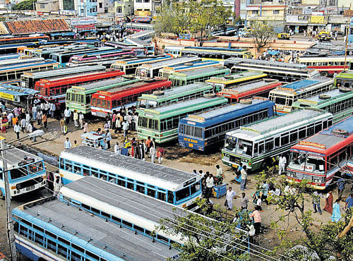 It's a horrible experience for commuters who have to negotiate their way through open toilets, vendors occupying pavements and heaps of garbage at Kalasipalya. DH FILE PHOTO