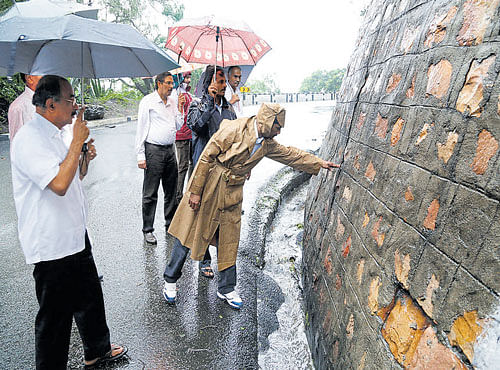 Experts from IIT-Delhi inspect the vulnerable sites on Ghat Road 2 in Tirumala. DH PHOTO