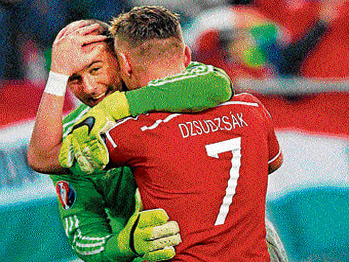 Hungarian goalkeeper Gabor Kiraly and Balazs Dzsudzsak celebrate after their win over Norway. Hungary beat Norway 3-1 on aggregate to qualify for Euro 2016.  Reuters