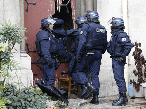 French police enter the Eglise Neuve church after they smashed the door as they secure the area during an operation in Saint-Denis, near Paris, November 18, 2015 to catch fugitives from Friday night's deadly attacks in the French capital. Reuters Photo.