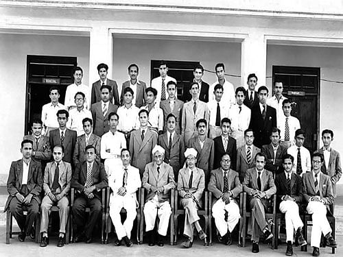 (Sitting, Faculty) MD Krishnan, YV Ramdas, KS Krishnaswamy, SS Kakde, C Gopalakrishnan, YG Krishnaswamy, S Gopalakrishna Iyengar, YLV Pandit, (classmates ) CP Venkatesh and YG Nagaraj. (Standing, first row, from left)  MG Venkatesha Murthy, TN Mahabalaraj, KS Vamanamurthy, MS Venugopalan, Jagadish Lal K Rai, M Prakash, S Ratnakar, MH Dhananjaya, MK Venkatadri, G Shankarappa, BK Suryanarayana and V Venkateshia. (Standing, second row) MA Sundara Rajan, CK Ramaswamy, TVS Prakasha Rao, B Sriramulu, KS Adinaraniah, BS Purushotham, SR Nanjappa, SR Krishnamurthy, HR Seetharam (author ), TS Rajevalochanam and HP Krishnamurthy. (Standing third row) MR Srinivasa Rao, M Ramadas, GC Bharadwaj, BN Sreenivasamurthy, N Keshavamurthy, K Sreenivasa Hegde, KR Sethu Raman and M Annappa Kamath.