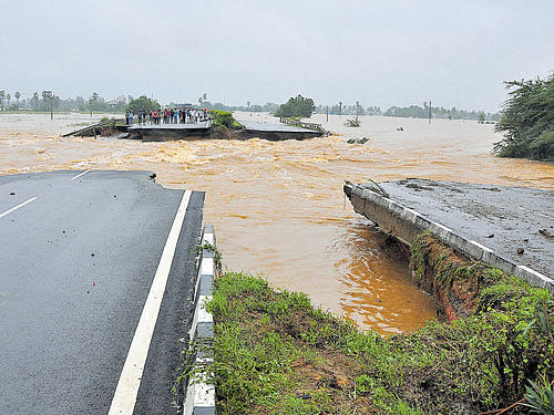 damaged route: A major breach on the Kolkata-Chennai NH in Nellore district. DH Photo