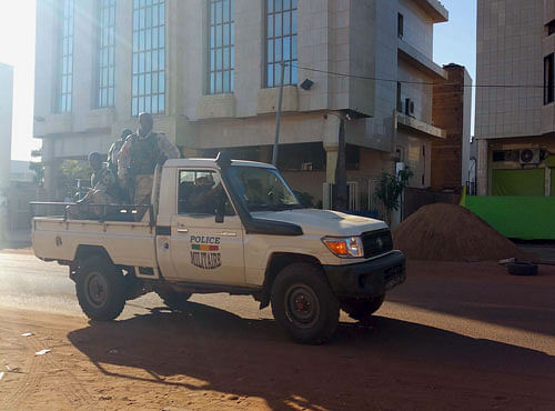 Security forces drive near the Radisson hotel in Bamako, Mali, November 20, 2015. Gunmen shouting Islamic slogans attacked a luxury hotel full of foreigners in Mali's capital Bamako early on Friday morning, taking 170 people hostage, a senior security source and the hotel's operator said. REUTERS