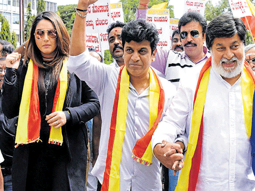 Kannada film actors Ragini Dwivedi, Shivarajkumar, Srinath, Sanjana,  stating a protest demanding  implementation of the Kalasa-Banduri project. dh photo