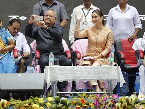 Chief Minister Raman Singh taking selfie with Bollywood actress Kareena Kapoor Khan. Twitter
