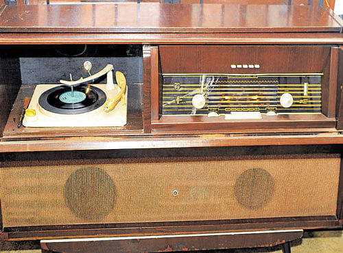 The Philips turntable and radioset
